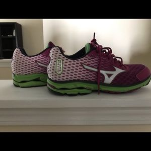 Mizuno Running Shoes size 9.5; fits like a 9.